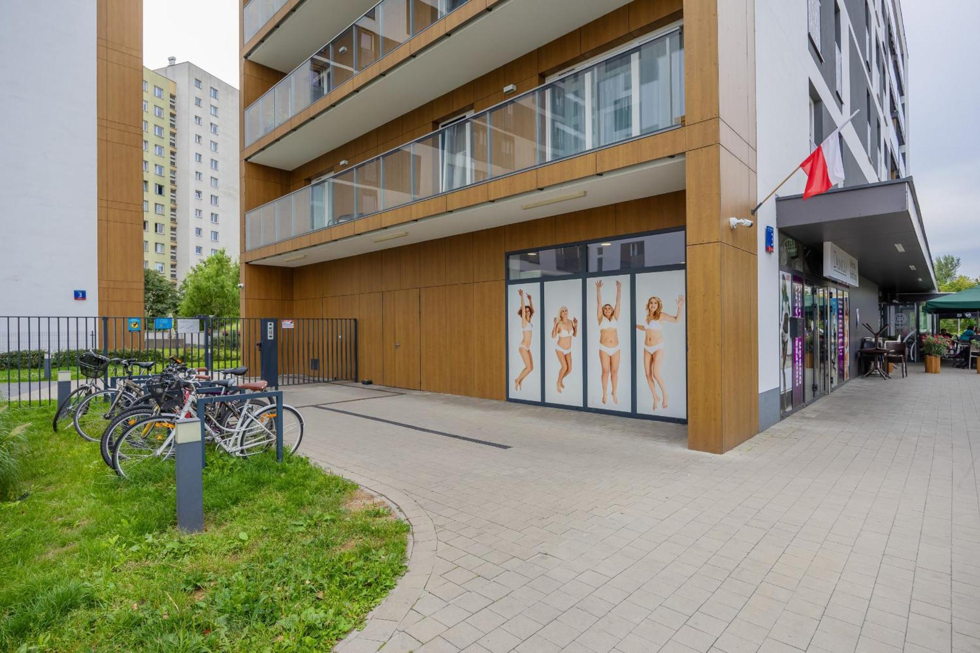 With Terrace & Parking By Renters Apartment *