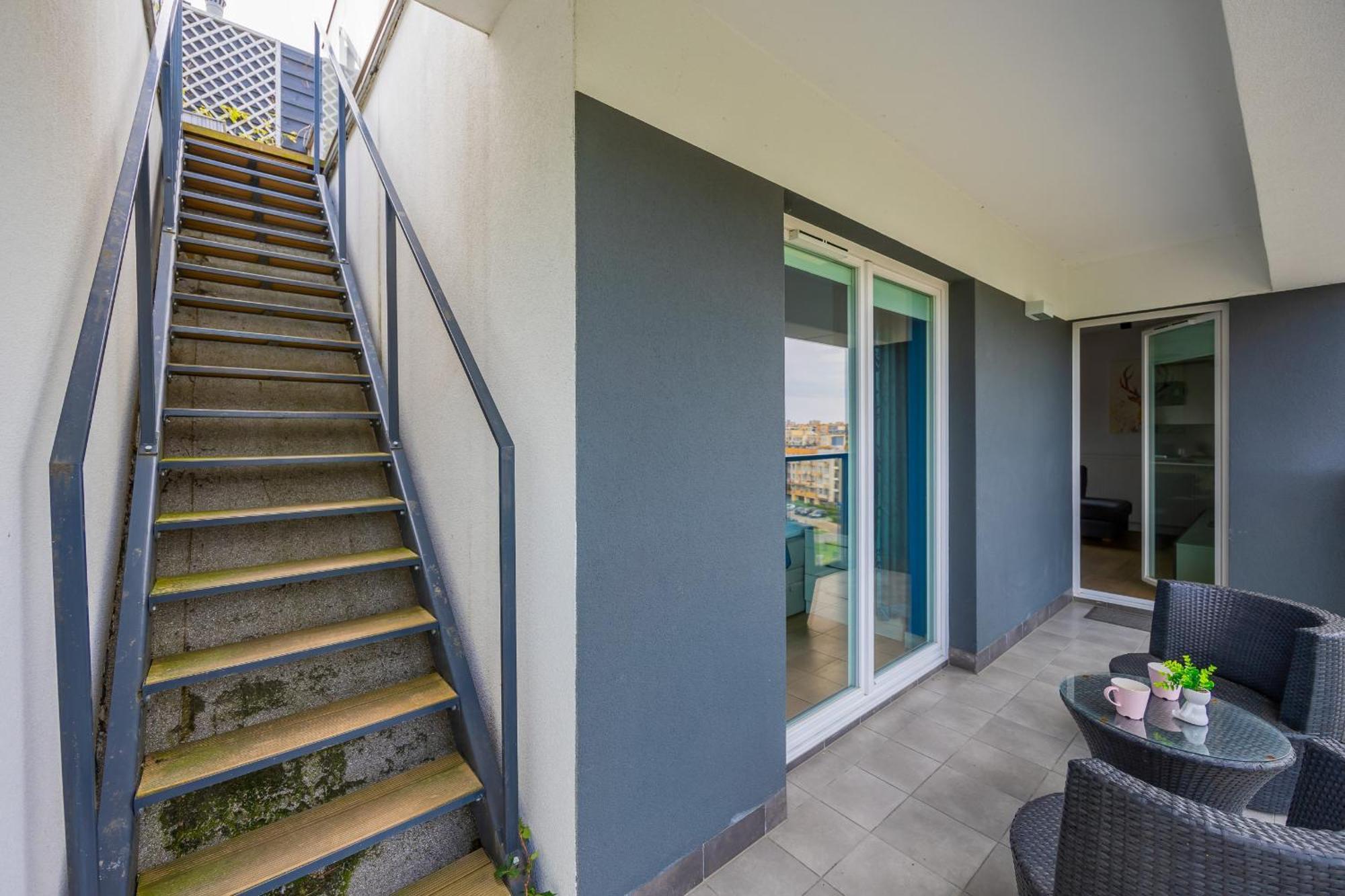 With Terrace & Parking By Renters Apartment Warschau